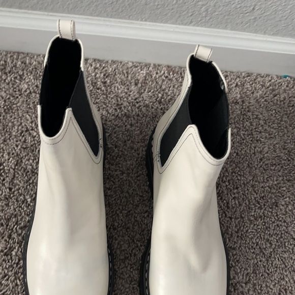 Marc Fisher Chelsea Boot in White Leather 8 1/2 color white and black - Picture 3 of 10